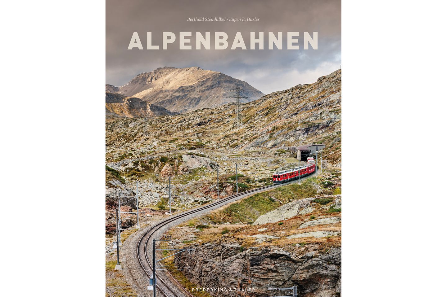 Mit dem Zug durch die Alpen – was heute eine Selbstverständlichkeit ist, erforderte einst Pionierarbeiten im Eisenbahnbau. Jede einzelne Alpenbahn – von der Semmeringbahn im Osten bis zur Tendabahn im Westen – gilt als technisches Meisterwerk. Berthold Steinhilber bekannt für sein monumentalen Landschaftsbilder, hat der Alpenbahn sprichwörtlich Raum gegeben und fotografiert sie eingebettet in die markanten Landschaften und traumhaften Lichtstimmungen der Alpen. Der XXL-Bildband "Alpenbahnen" wurde vom Verlag Frederking& Thaler herausgegeben und ist für 98,00 € erhältlich