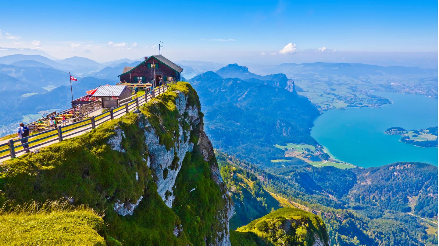 Panoramablick vom Schafberg auf den Mondsee in Österreich