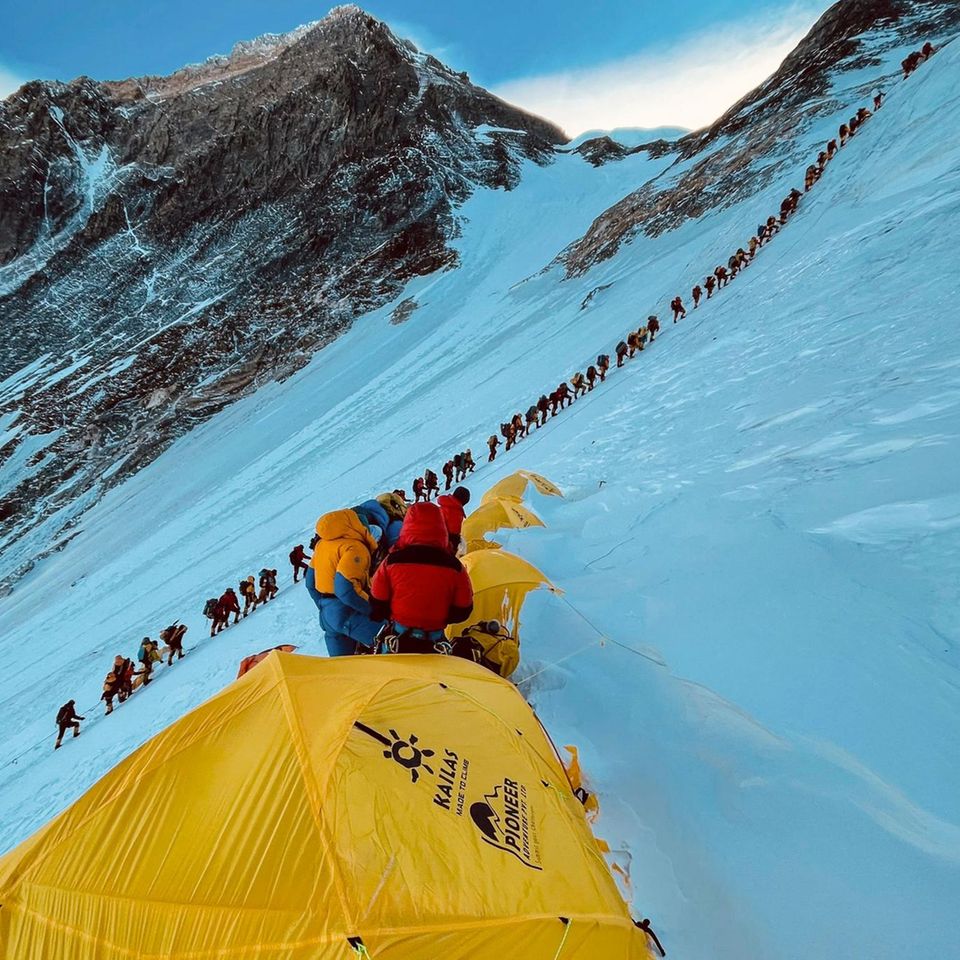 Der Lebenstraum, den sich einst nur die verwegensten Bergsteigerinnen und Bergsteiger erfüllen konnten, ist zum buchbaren Massenevent geworden: Auf dem Weg zum Gipfel des Mount Everest stauen sich die Besuchermassen
