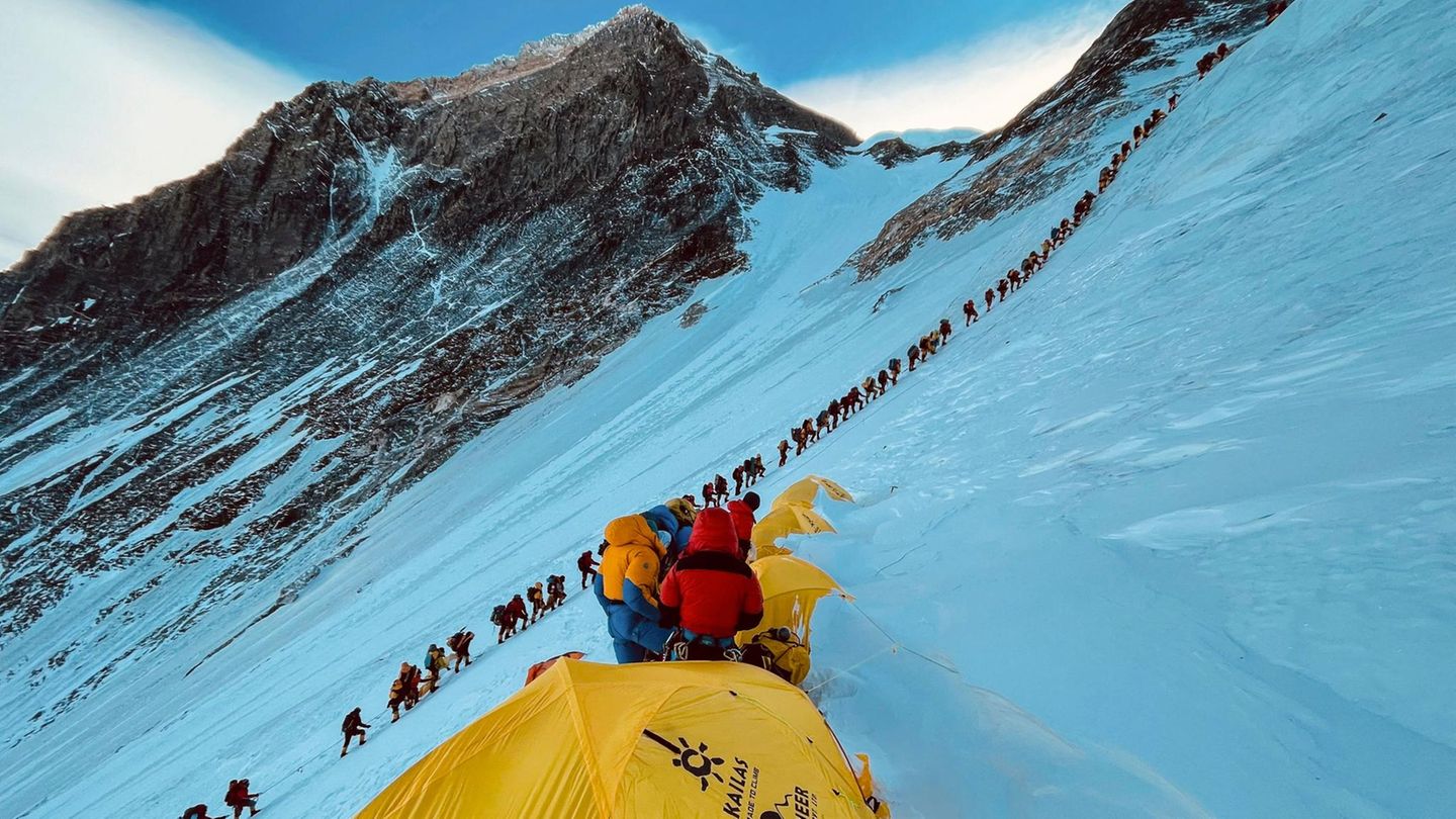 Der Lebenstraum, den sich einst nur die verwegensten Bergsteigerinnen und Bergsteiger erfüllen konnten, ist zum buchbaren Massenevent geworden: Auf dem Weg zum Gipfel des Mount Everest stauen sich die Besuchermassen