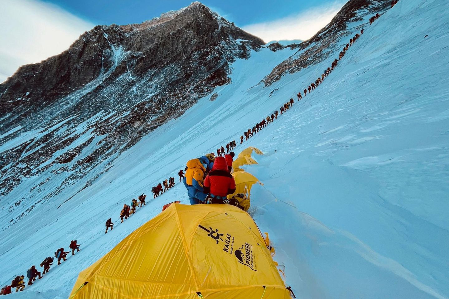 Der Lebenstraum, den sich einst nur die verwegensten Bergsteigerinnen und Bergsteiger erfüllen konnten, ist zum buchbaren Massenevent geworden: Auf dem Weg zum Gipfel des Mount Everest stauen sich die Besuchermassen