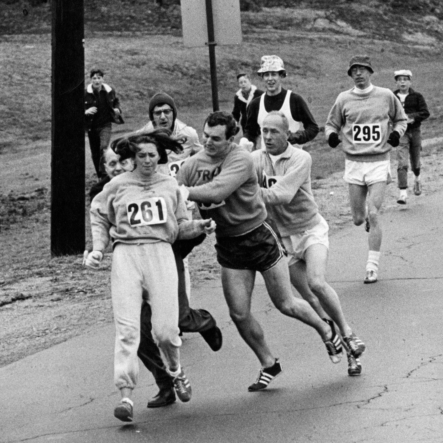 Der Moment, der Kathrine Switzer zur Ikone des Laufsports macht: Rennleiter John "Jock" Semple (links hinter Switzer) versucht, ihr die Startnummer zu entreißen. Switzers damaliger Freund und ihr Coach greifen ein