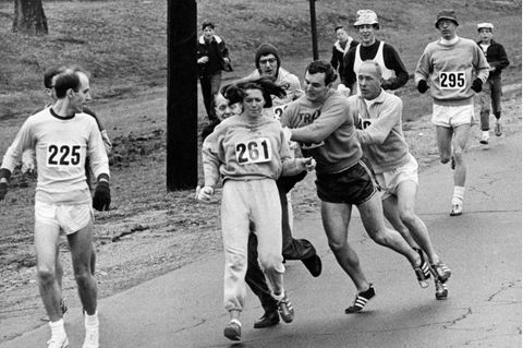 Der Moment, der Kathrine Switzer zur Ikone des Laufsports macht: Rennleiter John "Jock" Semple (links hinter Switzer) versucht, ihr die Startnummer zu entreißen. Switzers damaliger Freund und ihr Coach greifen ein