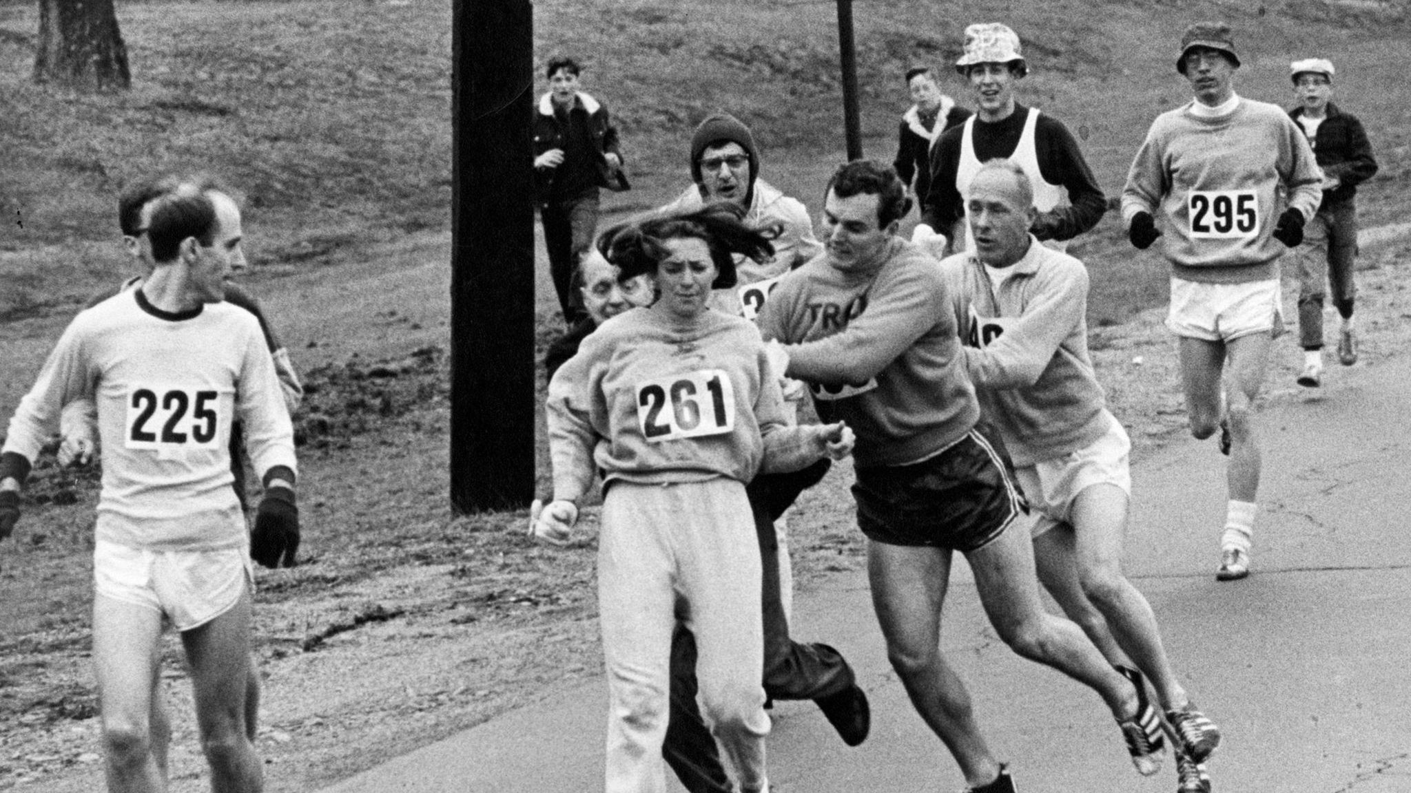 Der Moment, der Kathrine Switzer zur Ikone des Laufsports macht: Rennleiter John "Jock" Semple (links hinter Switzer) versucht, ihr die Startnummer zu entreißen. Switzers damaliger Freund und ihr Coach greifen ein