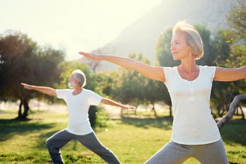 Ältere Menschen machen Sport im Park