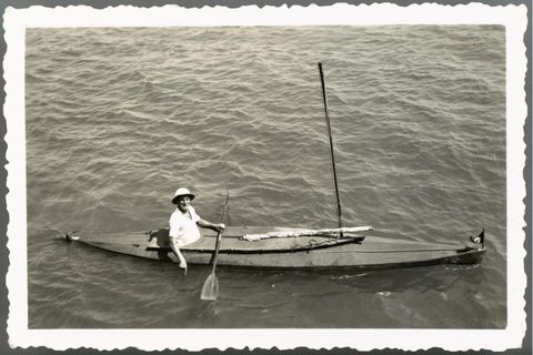 Alte Fotografie von Oskar Speck in seinem Boot