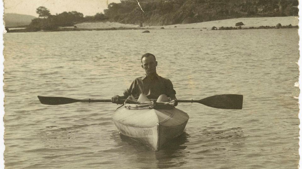 Alte Fotografie von Oskar Speck in seinem Boot