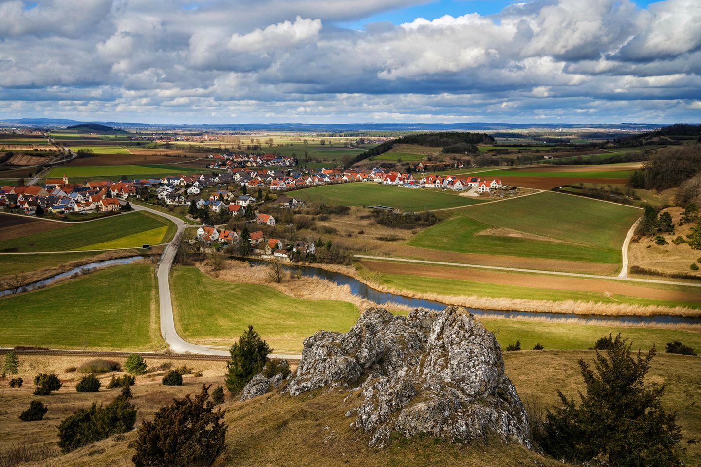 Das Ries ist ein riesiger Krater von 25 Kilometern Durchmesser. Mittendrin liegt die Stadt Nördlingen