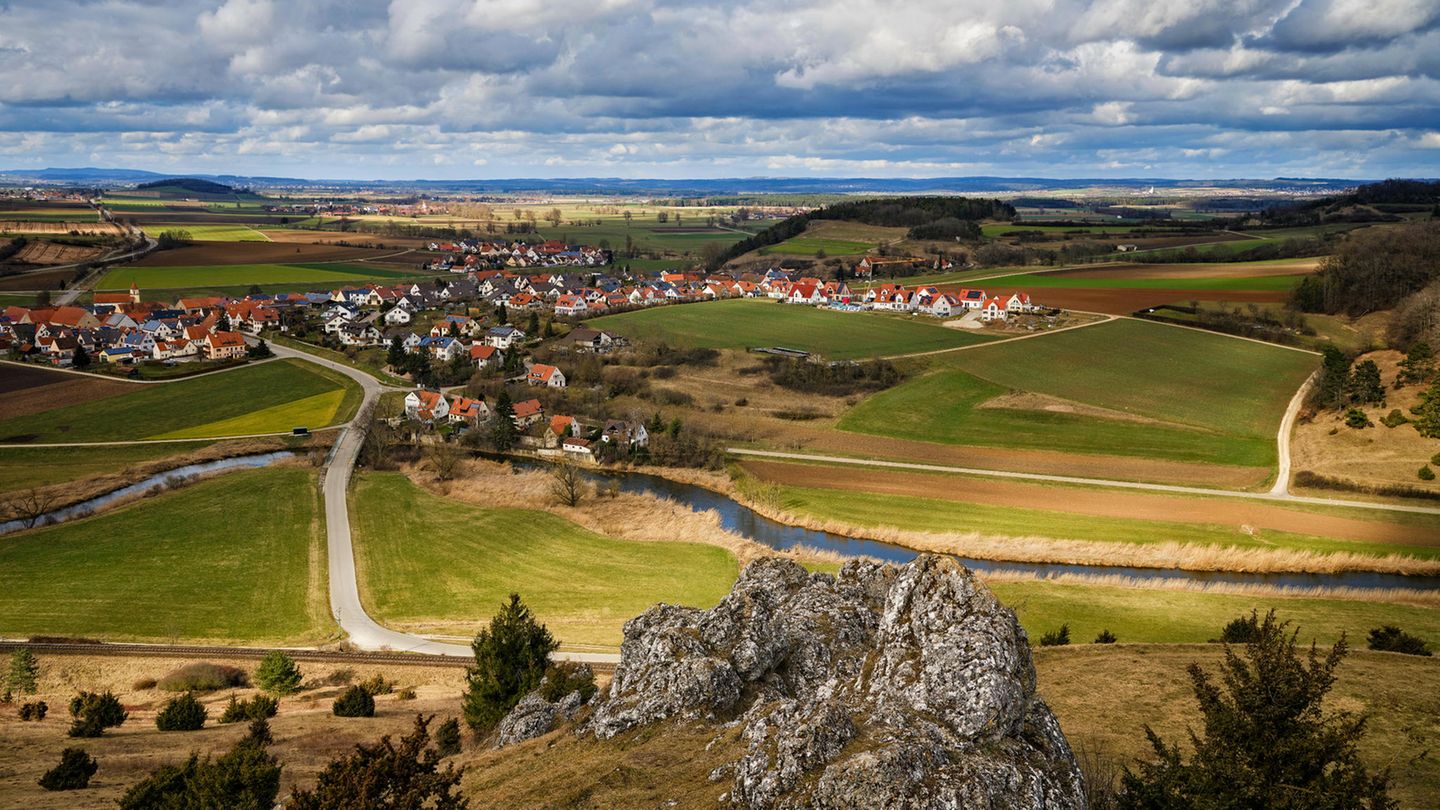Das Ries ist ein riesiger Krater von 25 Kilometern Durchmesser. Mittendrin liegt die Stadt Nördlingen