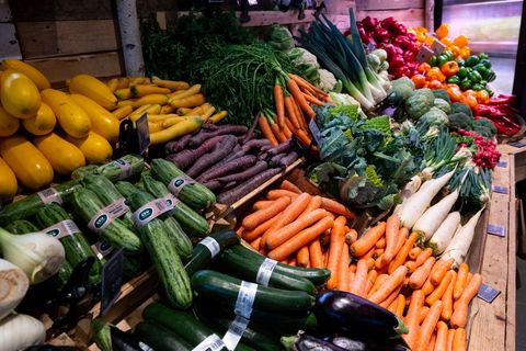 Viele Deutsche sparen sich wegen der hohen Inflation die Bio-Lebensmittel. Bioläden und Bio-Supermärkte verkauften in den ersten drei Monaten dieses Jahres deutlich weniger Ware als im Vorjahreszeitraum