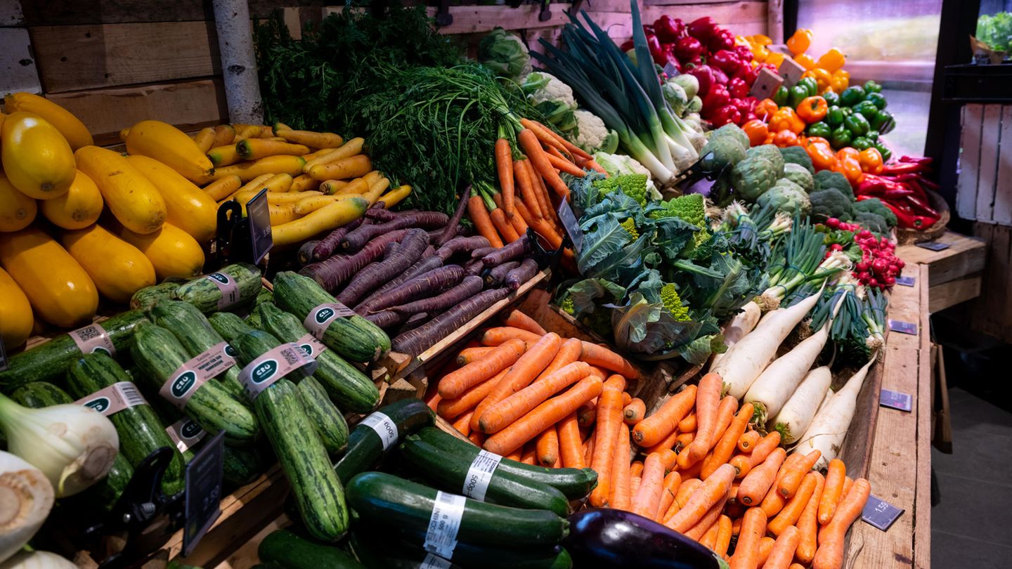 Viele Deutsche sparen sich wegen der hohen Inflation die Bio-Lebensmittel. Bioläden und Bio-Supermärkte verkauften in den ersten drei Monaten dieses Jahres deutlich weniger Ware als im Vorjahreszeitraum