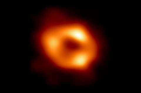 Dies ist das erste Bild von Sagittarius A*, dem Schwarzen Loch im Zentrum unser Galaxie. Ermöglicht wurde die Aufnahme durch Beobachtungen mit dem "Event Horizon Telescope" (EHT), einem Zusammenschluss von acht Radio-Sternwarten auf vier Kontinenten zu einer Art Superteleskop