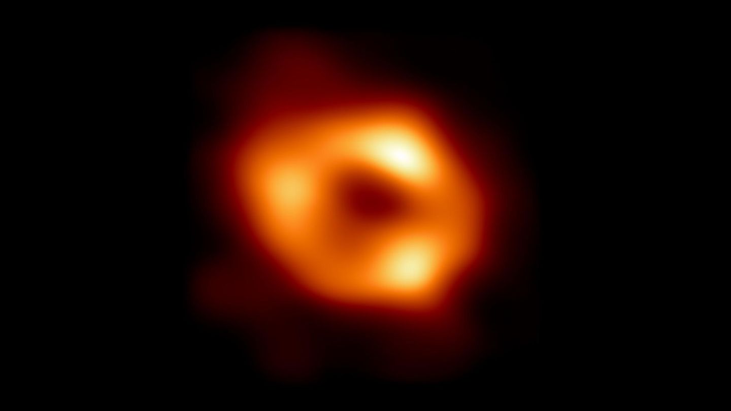 Dies ist das erste Bild von Sagittarius A*, dem Schwarzen Loch im Zentrum unser Galaxie. Ermöglicht wurde die Aufnahme durch Beobachtungen mit dem "Event Horizon Telescope" (EHT), einem Zusammenschluss von acht Radio-Sternwarten auf vier Kontinenten zu einer Art Superteleskop