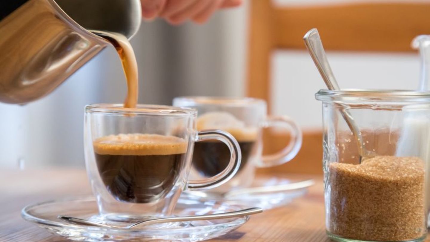 Espresso wird in kleine Tassen gefüllt.