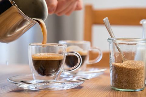 Espresso wird in kleine Tassen gefüllt.