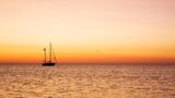 Segelboot im Sonnenuntergang auf dem IJsselmeer