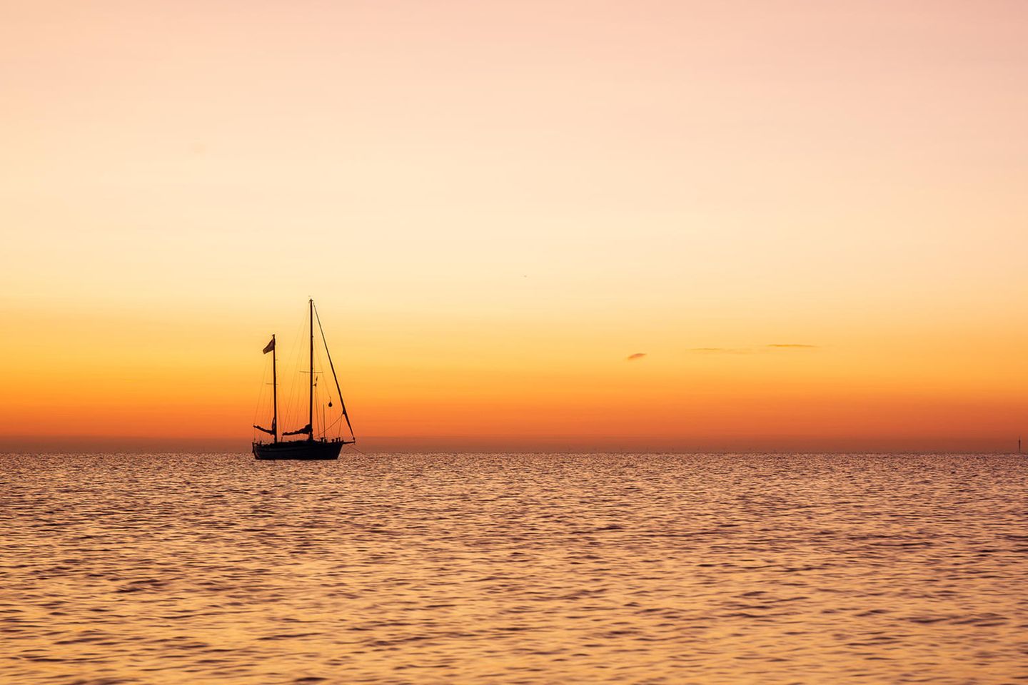 Segelboot im Sonnenuntergang auf dem IJsselmeer