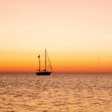 Segelboot im Sonnenuntergang auf dem IJsselmeer