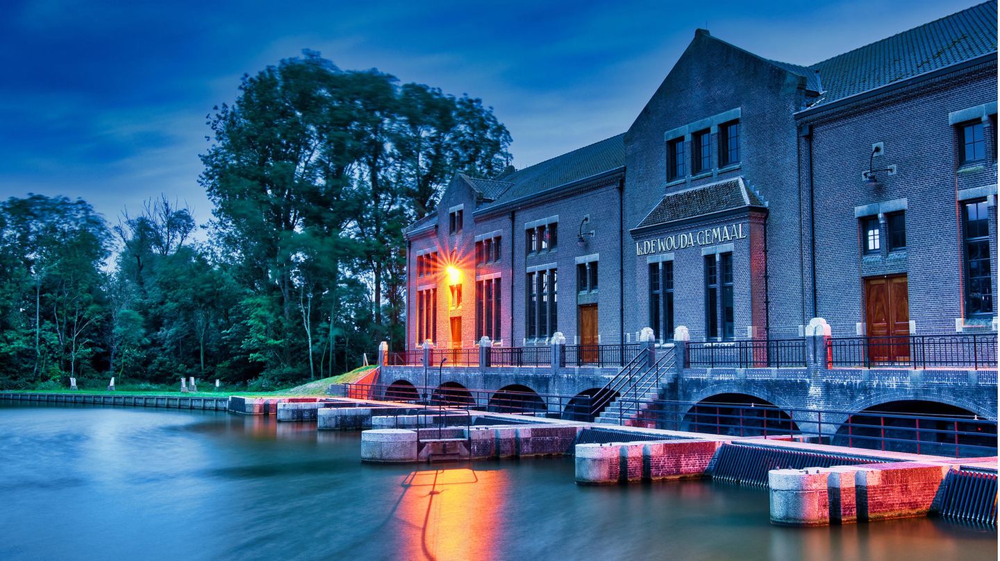 Die Wouda Stoompompstation in Lemmer im Abendlicht