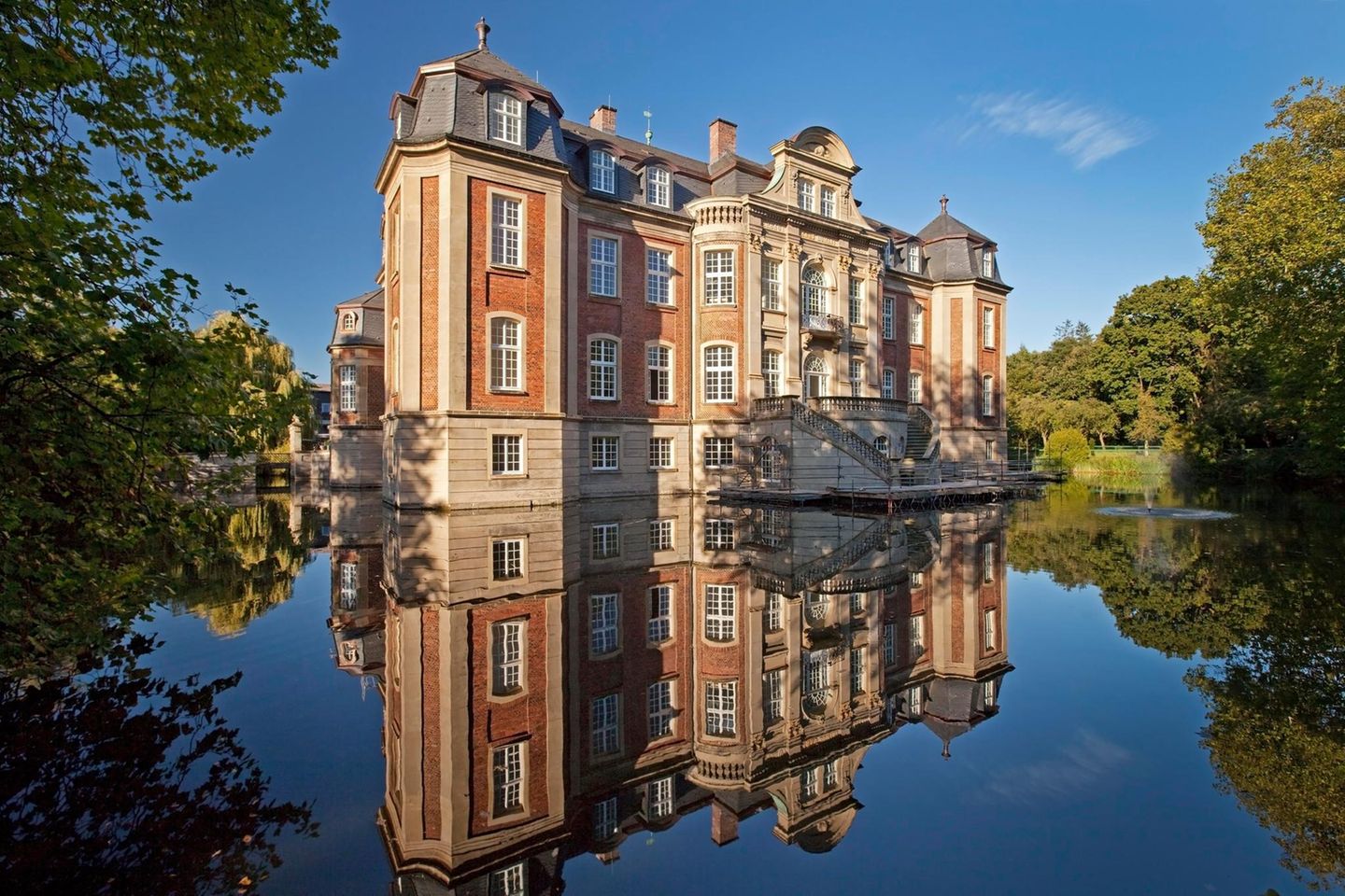 Schlossgartenromantik in Ostbevern Ostbevern und Schloss Loburg besuchen. https://www.ostbevern.de/hauptmenue/bilder/sehenswuerdigkeiten/wasserschloss-loburg/ und/oder eine Strecke der 1000 Schlösser-Route radeln: https://www.muensterland.com/tourismus/themen/radfahren-muensterland/radrouten-muensterland/100-schloesser-route/100-schloesser-route-ostkurs/