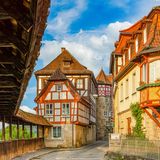 Kleine Gassen, Fachwerk und Türmchen: Das oberfränkische Kronach bietet jede Menge Mittelalter-Flair. Über der Altstadt thront die barocke Festungsanlage Rosenberg, eine der schönsten und größten Festungen Europas, die zudem niemals erobert wurde. Als Geburtsort von Lucas Cranach dem Älteren präsentiert die Fränkische Galerie mehrere Kunstwerke des Renaissance-Meisters. In Kronach hält u.a. der RE 42, der zwischen Nürnberg und Leipzig verkehrt