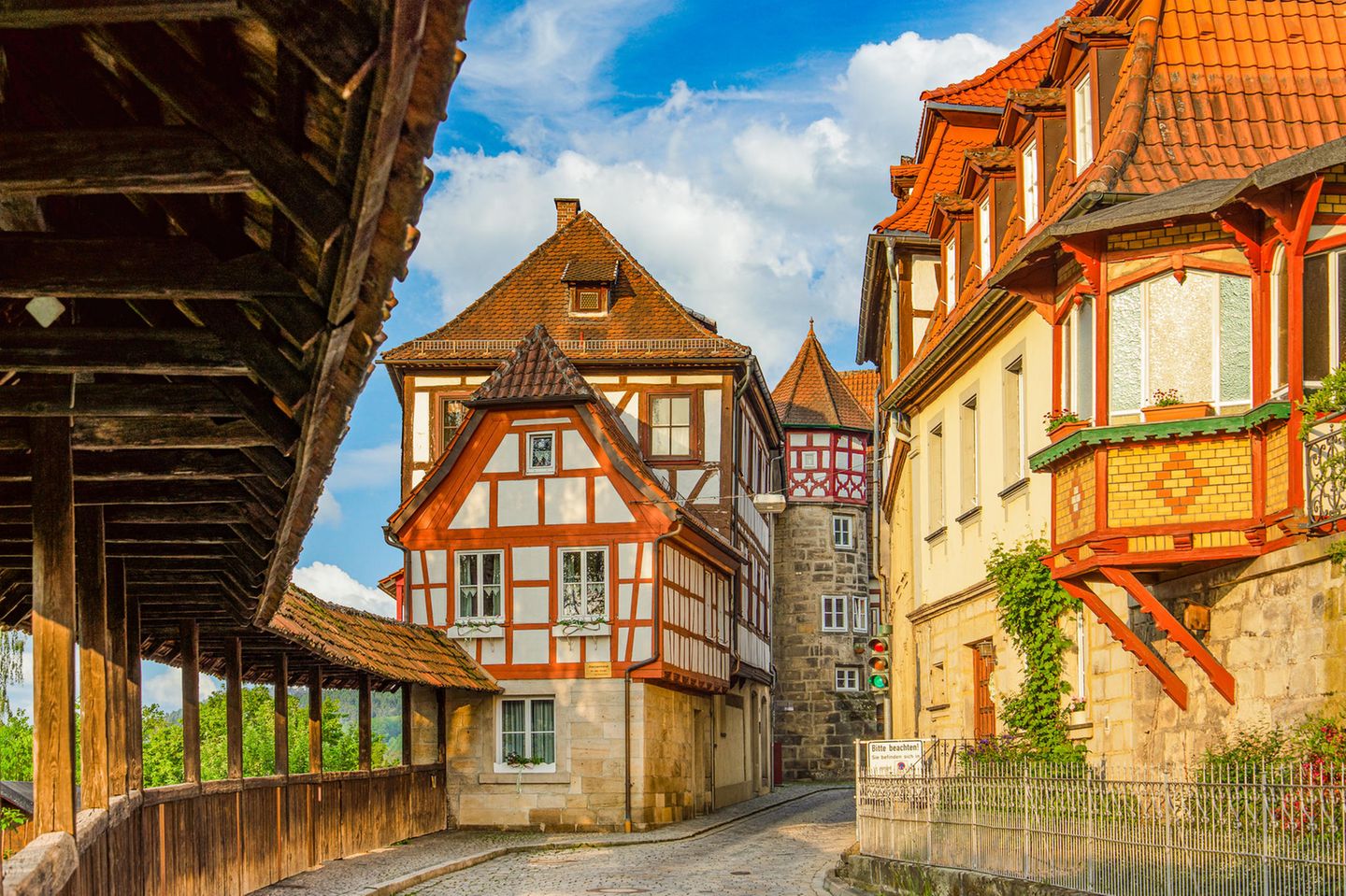 Mittelalter-Flair in Kronach Kleine Gassen, Fachwerk und Türmchen: Das oberfränkische Kronach bietet jede Menge Mittelalter-Flair. Über der Altstadt thront die barocke Festungsanlage Rosenberg, eine der schönsten und größten Festungen Europas, die zudem niemals erobert wurde. Als Geburtsort von Lucas Cranach dem Älteren präsentiert die Fränkische Galerie mehrere Kunstwerke des Renaissance-Meisters. In Kronach hält u.a. der RE 42, der zwischen Nürnberg und Leipzig verkehrt