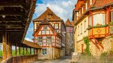 Kleine Gassen, Fachwerk und Türmchen: Das oberfränkische Kronach bietet jede Menge Mittelalter-Flair. Über der Altstadt thront die barocke Festungsanlage Rosenberg, eine der schönsten und größten Festungen Europas, die zudem niemals erobert wurde. Als Geburtsort von Lucas Cranach dem Älteren präsentiert die Fränkische Galerie mehrere Kunstwerke des Renaissance-Meisters. In Kronach hält u.a. der RE 42, der zwischen Nürnberg und Leipzig verkehrt