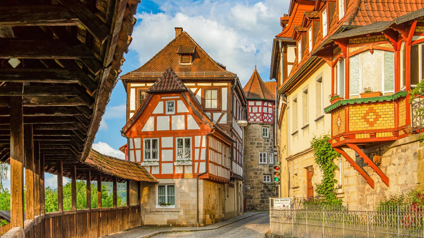 Kleine Gassen, Fachwerk und Türmchen: Das oberfränkische Kronach bietet jede Menge Mittelalter-Flair. Über der Altstadt thront die barocke Festungsanlage Rosenberg, eine der schönsten und größten Festungen Europas, die zudem niemals erobert wurde. Als Geburtsort von Lucas Cranach dem Älteren präsentiert die Fränkische Galerie mehrere Kunstwerke des Renaissance-Meisters. In Kronach hält u.a. der RE 42, der zwischen Nürnberg und Leipzig verkehrt