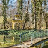 Jahnishausen. Schlosspark besichtigen. https://nationalerbe-baeume.de/project/ginkgo-jahnishausen/.  Funkellichterfest im Park: https://ltgj.de/termine/  Unterkunft: https://www.bettundbike.de/unterkunft/lebenstraumgemeinschaft-jahnishausen-1009748