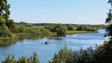 Auf der Schwentine paddeln Menschen in einem Boot