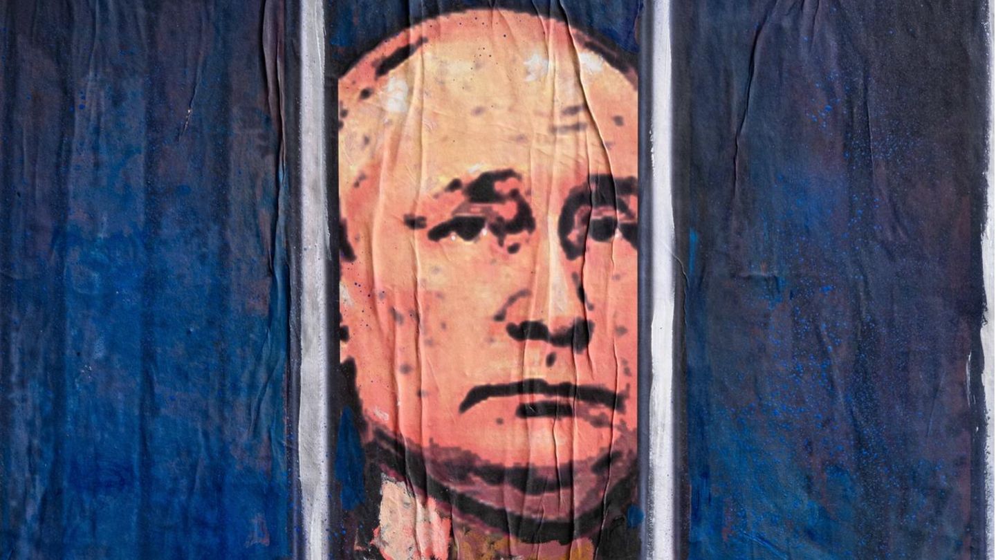 Unabhängig vom Ausgang seines Kriegs in der Ukraine könnte Wladimir Putin im Prozess der Zivilisation als Verlierer zurückbleiben  – als einer, der sein Land womöglich nicht in das Zarenreich seiner Träume, sondern in eine wirtschaftliche, kulturelle und moralische Vorzeit zurückkatapultiert hat           March 28, 2022, Barcelona, Spain: A portrait of Vladimir Putin behind the bars seen in Plaza de Sant Jaume. Vladimir Putin behind bars is represented in the new public graphic collage in Plaza de Sant Jaume by Barcelona-based Italian artist TvBoy. Barcelona Spain - ZUMAs197 20220328_zaa_s197_086 Copyright: xPacoxFreirex
