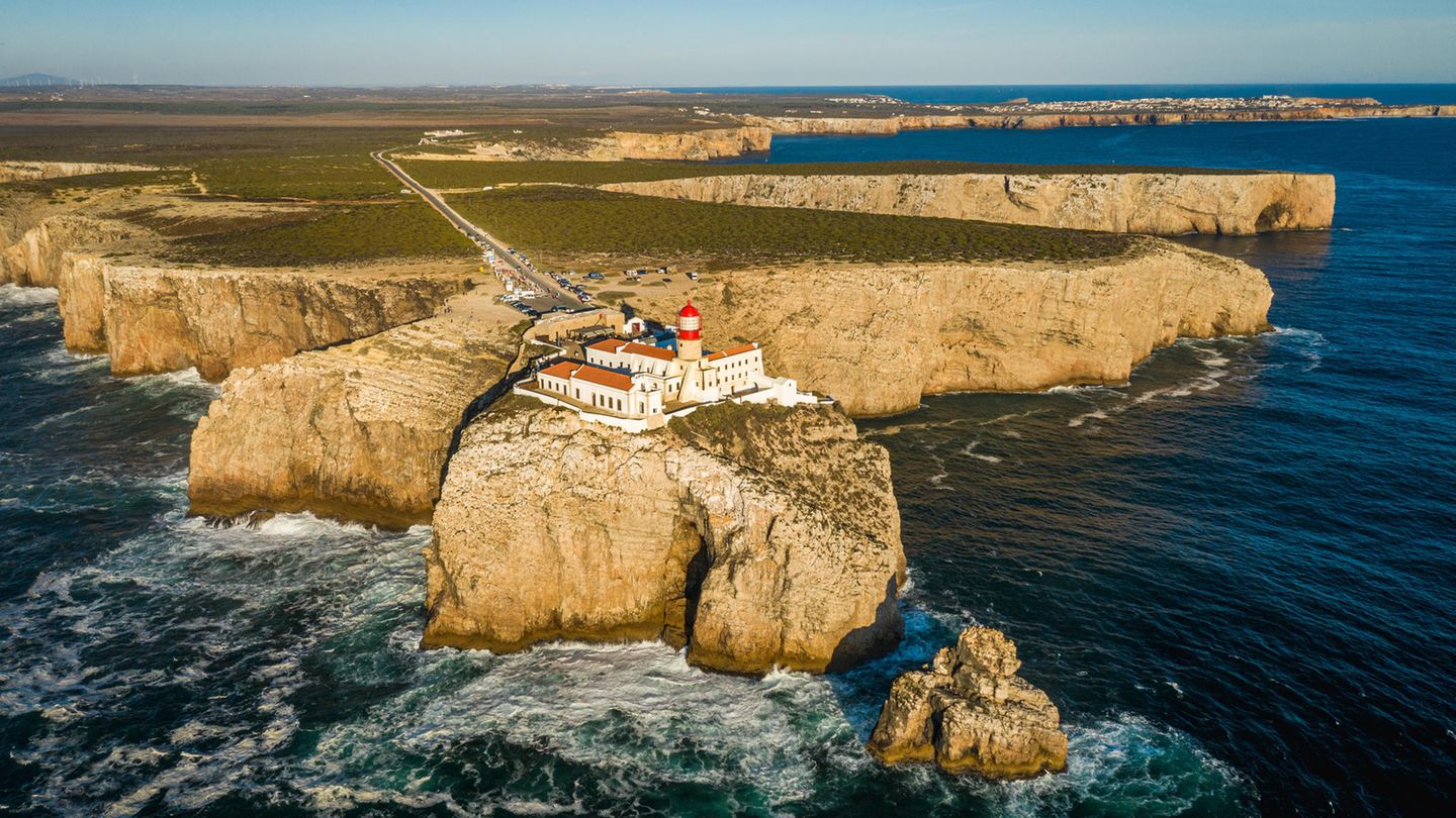 An einer Steilküste steht ein Leuchtturm