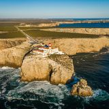 An einer Steilküste steht ein Leuchtturm