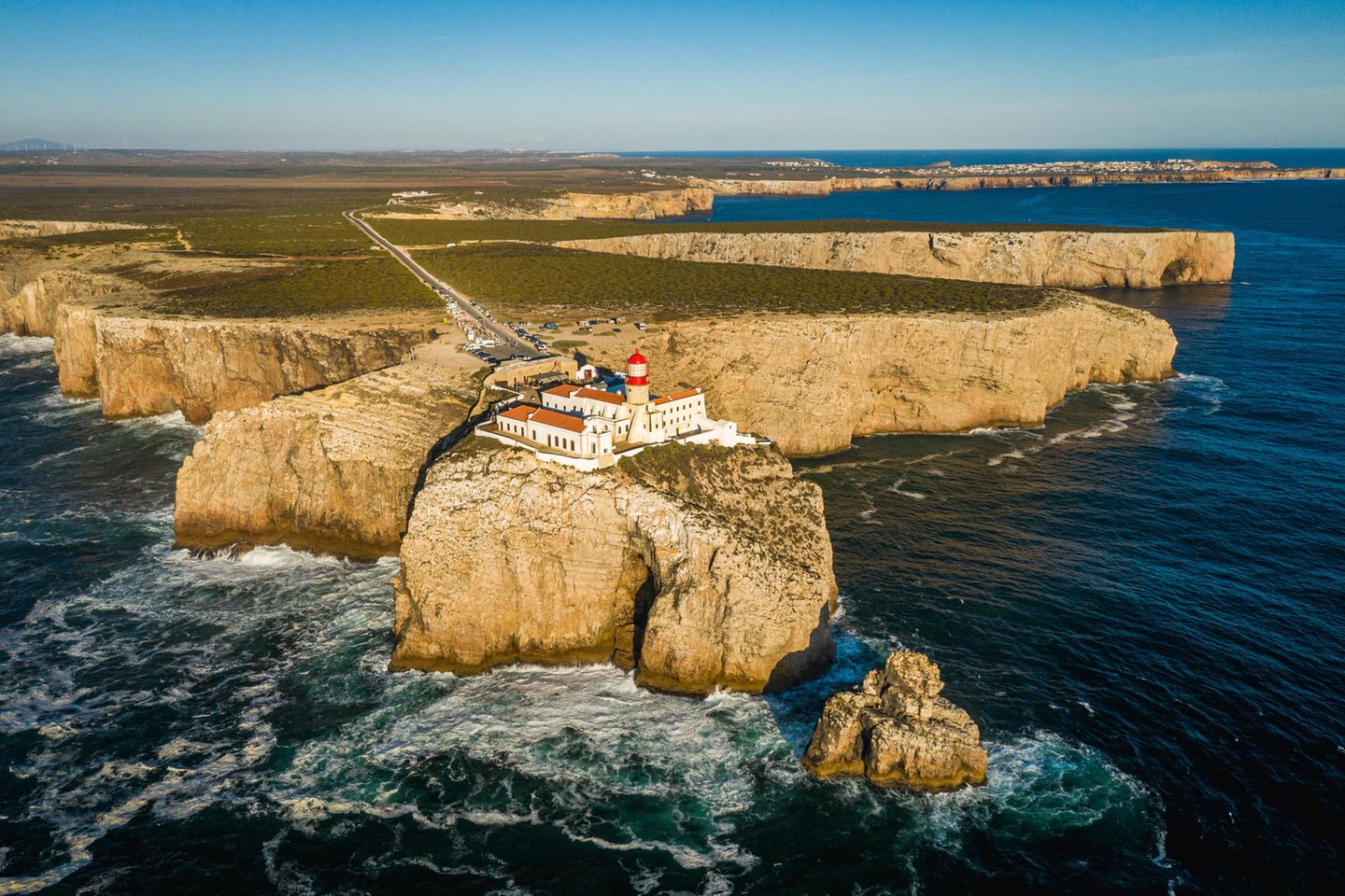 Am Ende der Welt: Cabo de São Vicente An einer Steilküste steht ein Leuchtturm