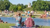 Menschen in der Sonne im Englischen Garten in München