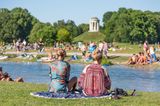 Menschen in der Sonne im Englischen Garten in München