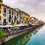 Menschen in Cafes und beim Spazieren in Mailand, Italien