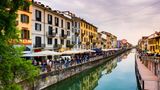 Menschen in Cafes und beim Spazieren in Mailand, Italien