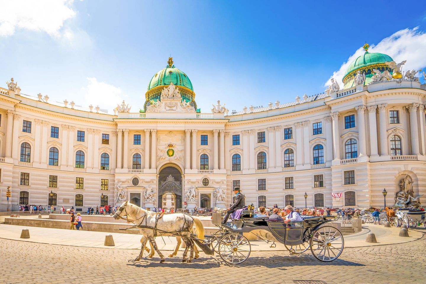 Platz 11: Wien, Österreich Kutsche vor der Alten Hofburg in Wien, Österreich
