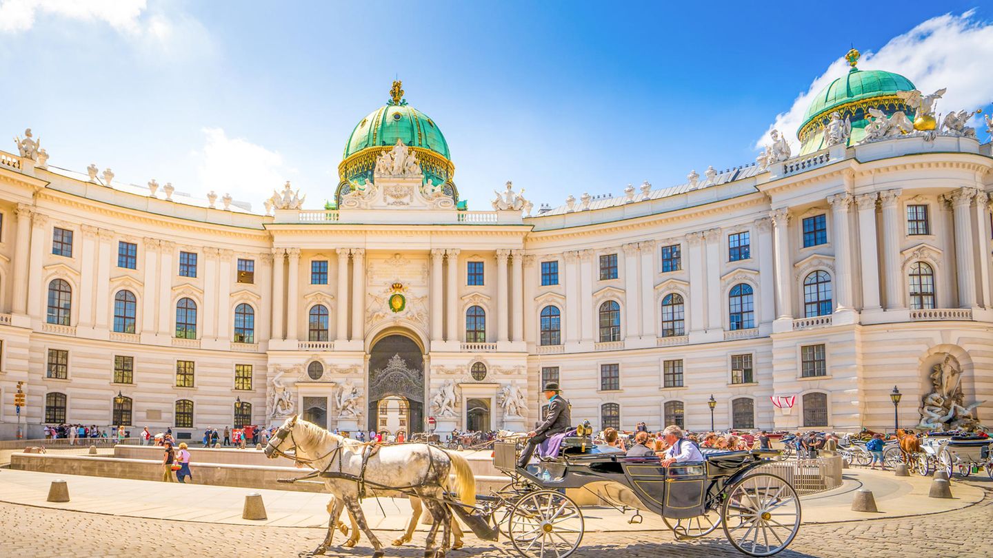 Platz 11: Wien, Österreich Kutsche vor der Alten Hofburg in Wien, Österreich