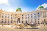 Kutsche vor der Alten Hofburg in Wien, Österreich