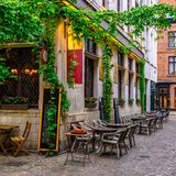 Alte Straße mit Restauranttischen in Antwerpen, Belgien