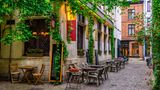 Alte Straße mit Restauranttischen in Antwerpen, Belgien
