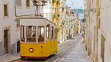 Gelbe Straßenbahn in einer Straße von Lissabon