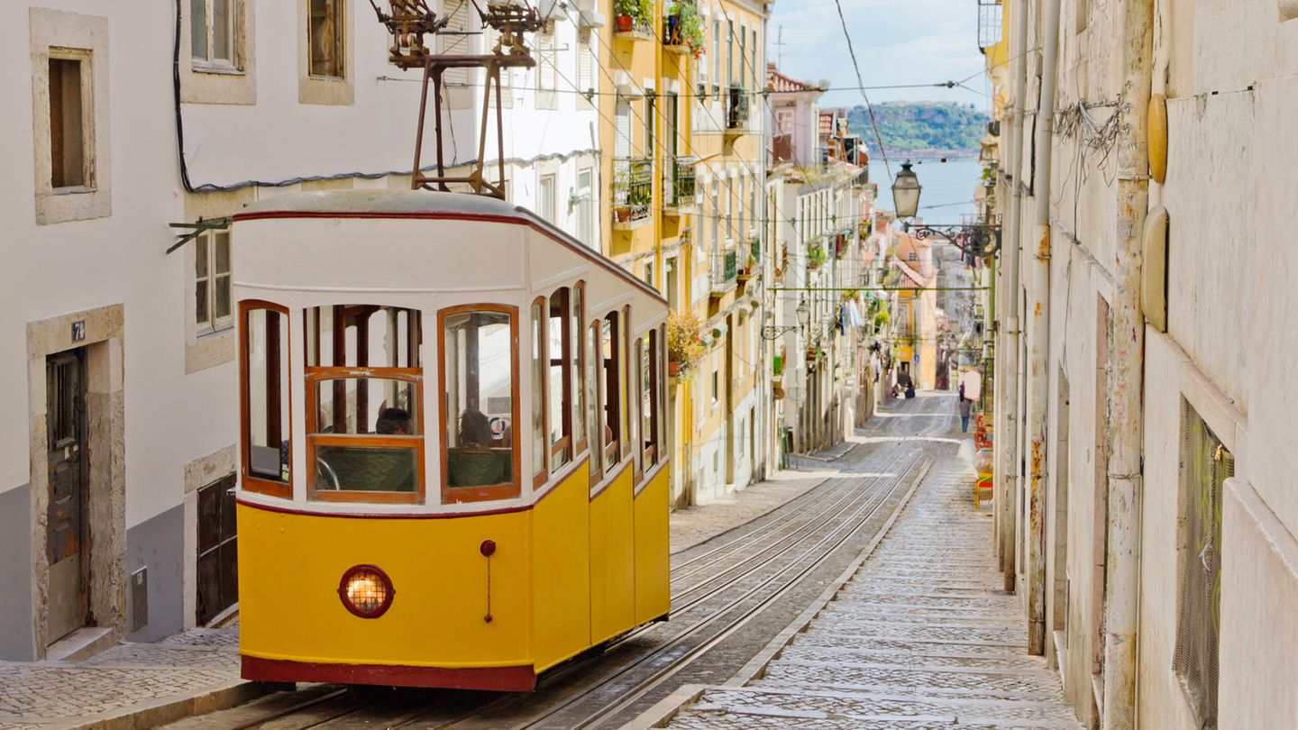 Platz 9: Lissabon, Portugal Gelbe Straßenbahn in einer Straße von Lissabon