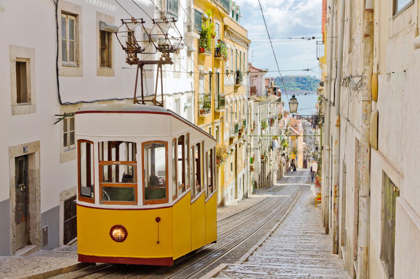 Platz 9: Lissabon, Portugal Gelbe Straßenbahn in einer Straße von Lissabon
