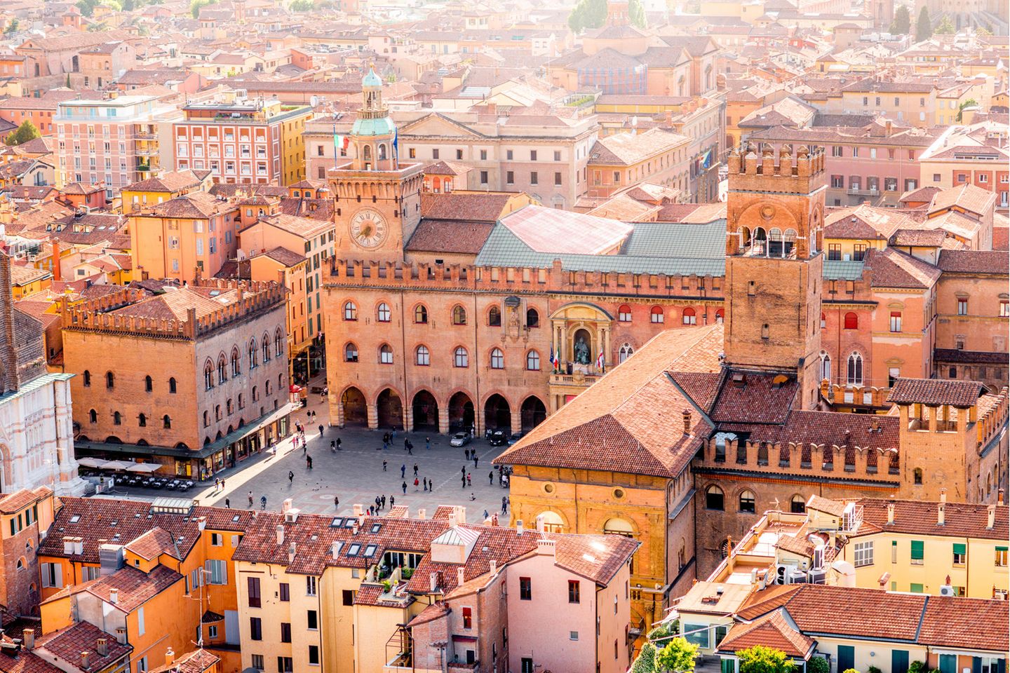 Platz im historischen Zentrum von Bologna, Italien