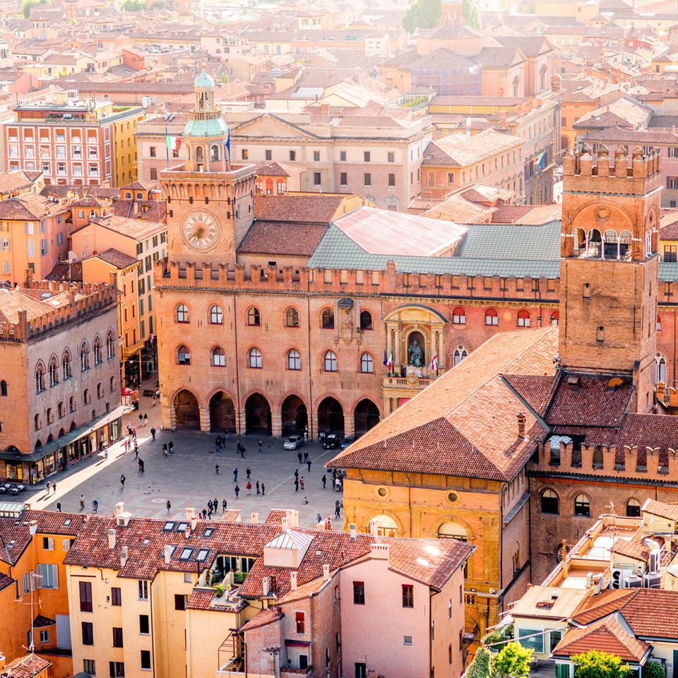 Platz im historischen Zentrum von Bologna, Italien