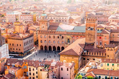 Platz im historischen Zentrum von Bologna, Italien