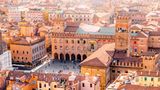 Platz im historischen Zentrum von Bologna, Italien